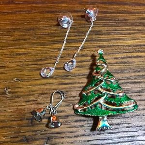 Christmas jewelry set. Pin and earrings.